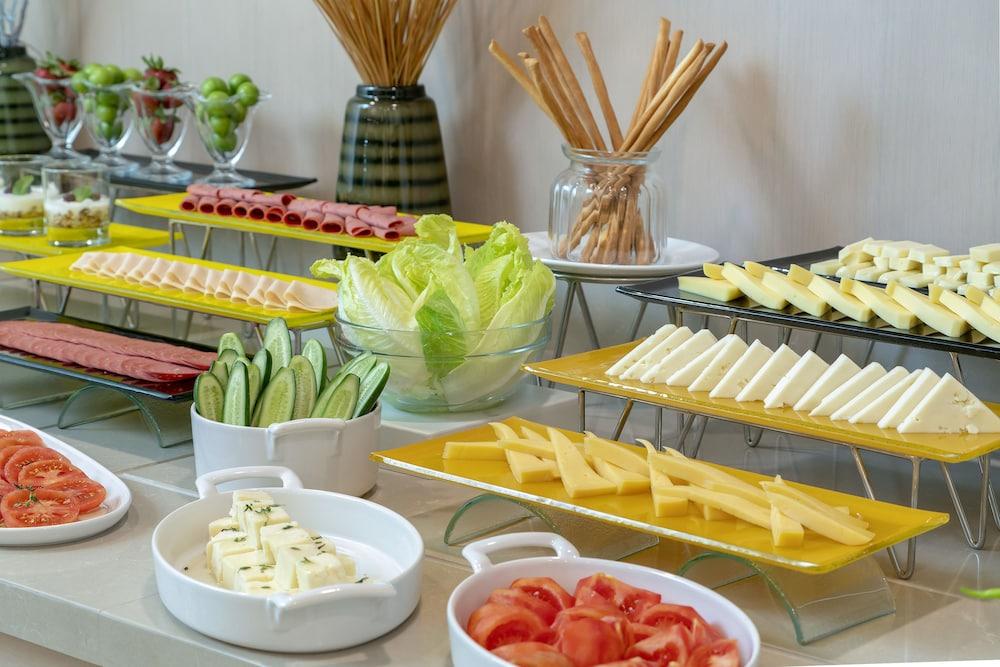 Hotel Millennium Istanbul Golden Horn Zewnętrze zdjęcie A cheese platter