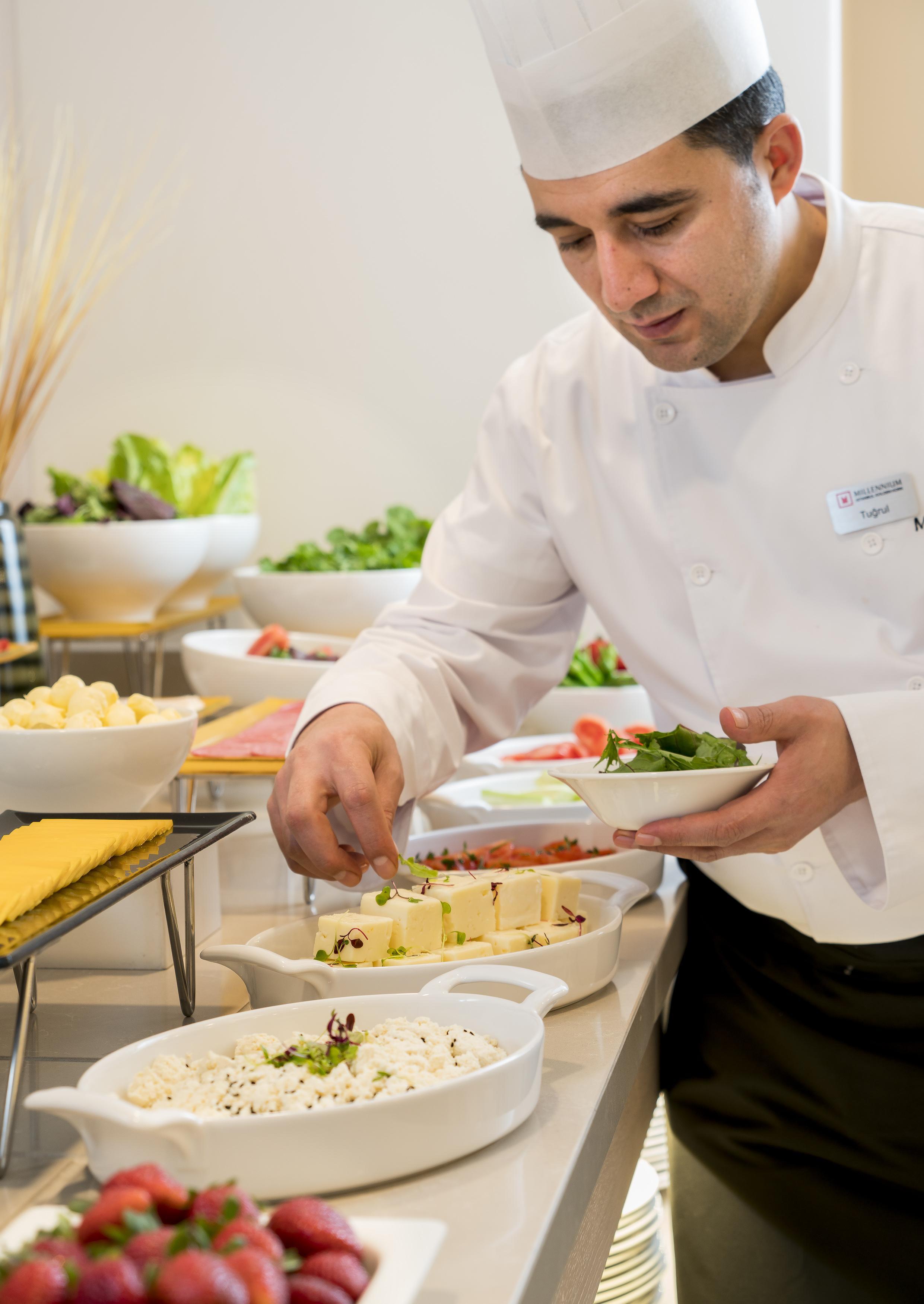 Hotel Millennium Istanbul Golden Horn Zewnętrze zdjęcie A chef preparing food