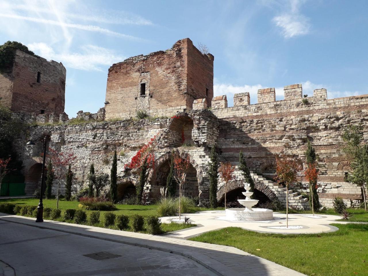 Hotel Millennium Istanbul Golden Horn Zewnętrze zdjęcie The Roman gate